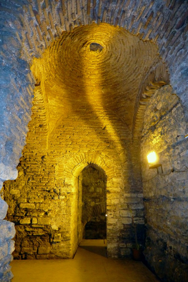 26.10.12 Istanbul-84 Palatium basement