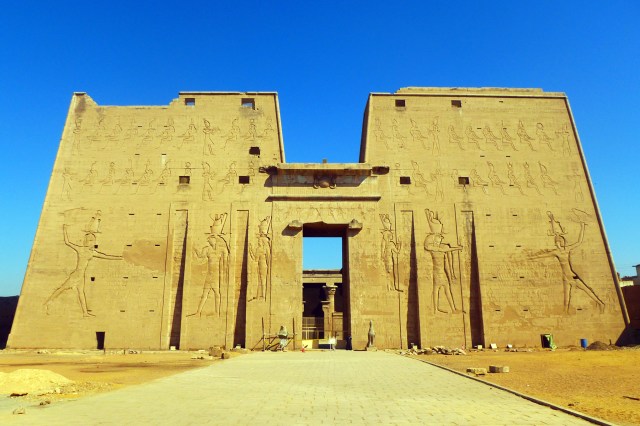18.10.13 Edfu pylon
